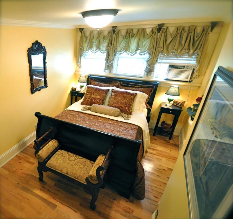 Creighton Manor Inn Bed & Breakfast Orillia Szoba fotó