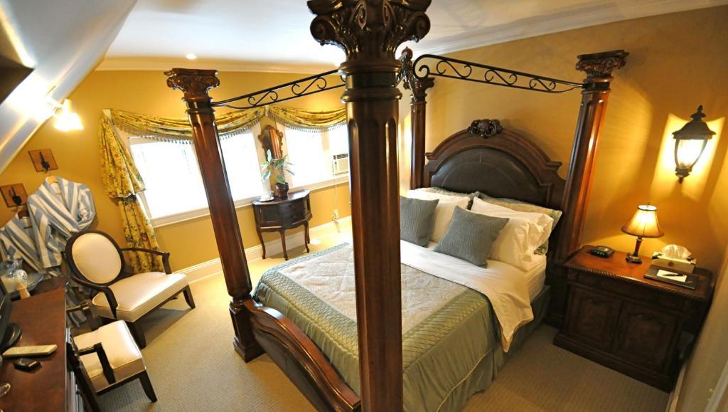 Creighton Manor Inn Bed & Breakfast Orillia Kültér fotó